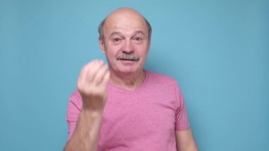 Kıdemli adam İtalyan jesti gösteriyor. Bu ne demek oluyor?