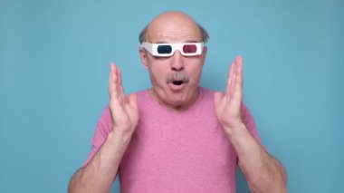 Üç boyutlu film gözlüğü takan üst düzey beyaz adam ilginç bir film izliyor.