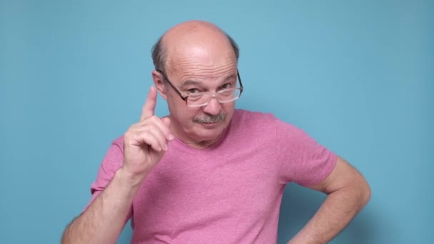 Kaukasiske senior mand peger på kameraet bebrejder dig i alle problemer. – Stock-video
