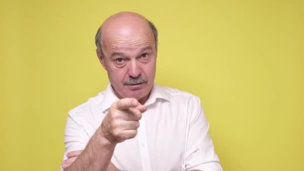 Кавказький старший чоловік, який вказує на камеру, звинувачуючи вас у всіх проблемах.. — стокове відео