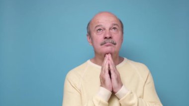 Sinsi, entrikacı kıdemli adam bir şeyler planlamaya çalışıyor..