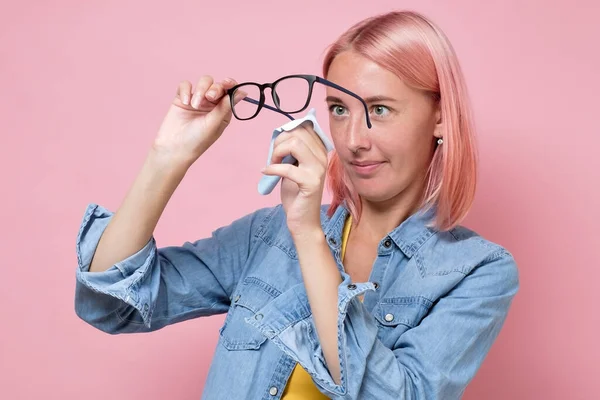 Blanke vrouw schoonmaken bril of lens met microvezel weefsel — Stockfoto