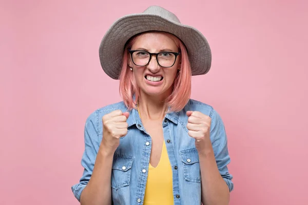 Irritada irritada mulher está gritando com os punhos cerrados . — Fotografia de Stock