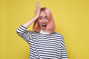 Tatminsiz genç kadın pişmanlık duyuyor, elini alnına koyuyor, önemli bir şeyi unutuyor..