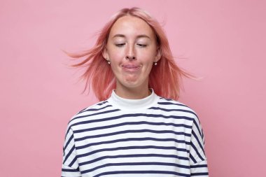 Dilini çıkarıp burnuna dokunmaya çalışan genç bir kadın..