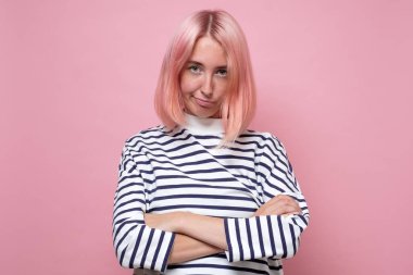 İnançsız bir ifadeyle bakan şüpheli beyaz kadın..