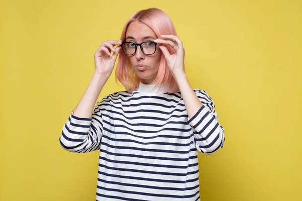 Καυκάσια νεαρή γυναίκα με ροζ βαμμένα μαλλιά που φοράει καινούρια γυαλιά — Φωτογραφία Αρχείου