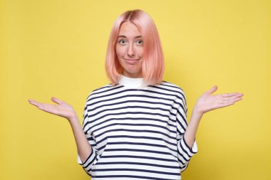 Kadın iki seçeneği karşılaştırır ve hangisini seçeceğinden emin değildir.