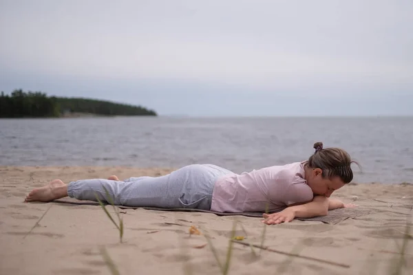 Žena protahování její svaly cvičení venku — Stock fotografie