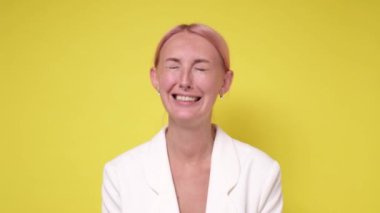 Güzel üzgün kadın erkek arkadaşından ayrıldıktan sonra ağlıyor..