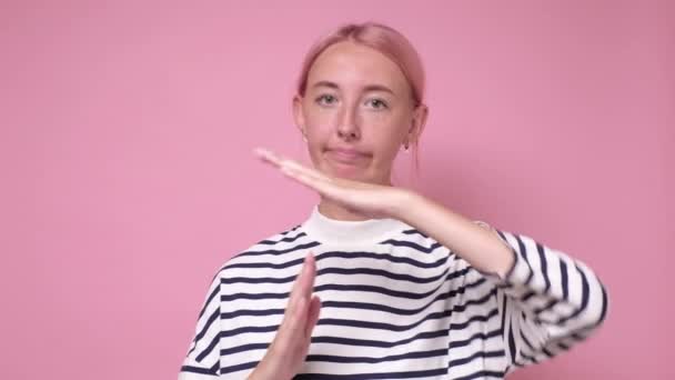 Молода красива біла жінка накинулася на одяг, показуючи, що час закінчився жестом — стокове відео
