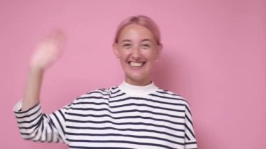 Çekici, arkadaş canlısı bir genç bayan mutlu bir şekilde gülümsüyor.,