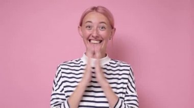 Genç beyaz kadın alkışlıyor ve alkışlıyor. Mutlu ve neşeli..