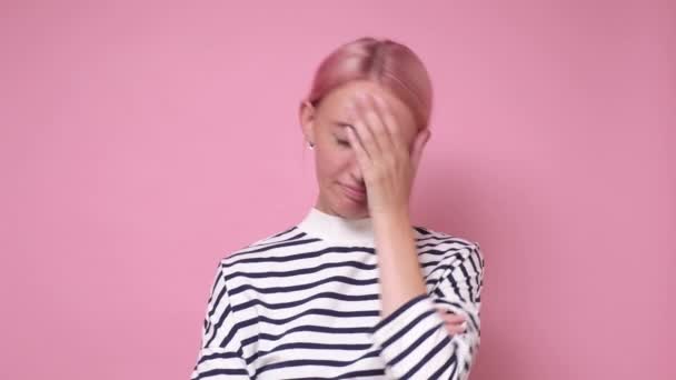 Frau wird müde von undurchsichtigen Gesprächen und versucht, sich vor langweiligem Gerede unter ihrem Arm zu verstecken — Stockvideo