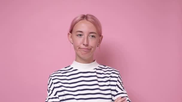Όμορφη νεαρή γυναίκα με ροζ βαμμένα μαλλιά κουνώντας το κεφάλι σε απόρριψη ή αντιπάθεια — Αρχείο Βίντεο