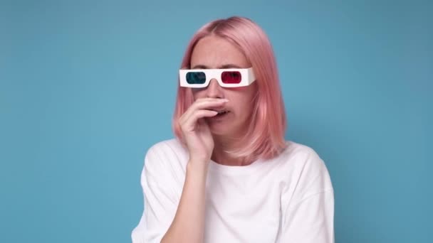 Aranyos fiatal lány 3D-s szemüvegben sírva nézi a melodrámát — Stock videók