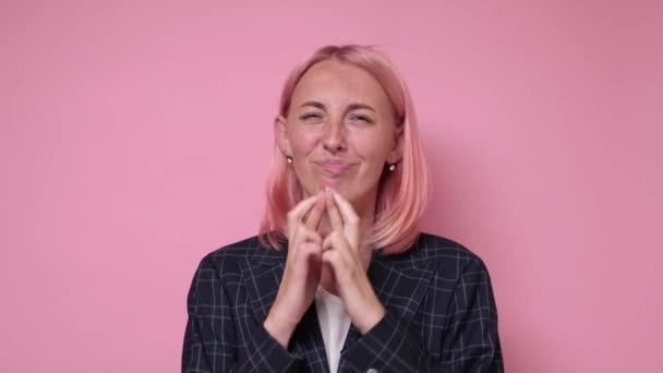 Fiatal vonzó nő tartja az ujját, és csukott szemmel — Stock videók