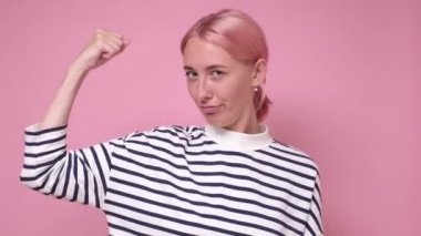 Güzel elini gösteren mutlu genç bir kadın