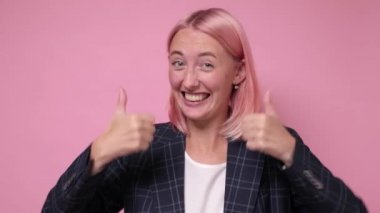 Kafkasyalı genç bir kadın baş parmağını kaldırıyor.