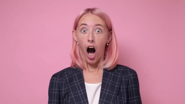 Kvinna som chockas av nyheter täcker munnen säger wow — Stockvideo