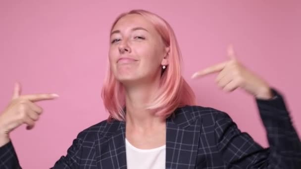 Fiatal csinos nő érzés büszke, arrogáns és magabiztos, látszó elégedett — Stock videók