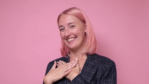 Kvinna ler brett och hålla handen på bröstet, glad att få komplimanger från vänner — Stockvideo