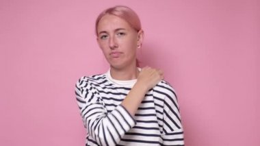 Stüdyo Çekimi Kafası Kaşınan Genç Kadın