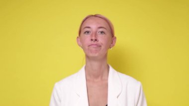 Pembe boyalı saçları olan güzel bir kadın hayal kırıklığına uğramış görünüyor.