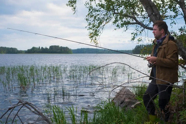 Mladý běloch rybaří u jezera — Stock fotografie