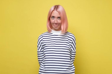 Genç beyaz kadın dudaklarını büzerek bir hata yaptı.