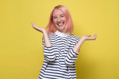 Neşeli yüzlü kadın, şerefe ve başarısını kutluyor.