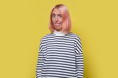 Genç beyaz kadın dudaklarını büzerek bir hata yaptı.