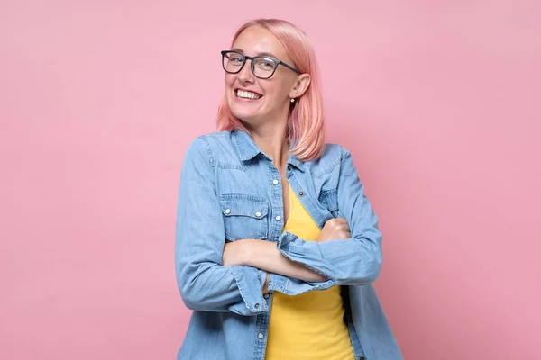 Возбужденная женщина с счастливой улыбкой смотрит в камеру на розовом фоне — стоковое фото