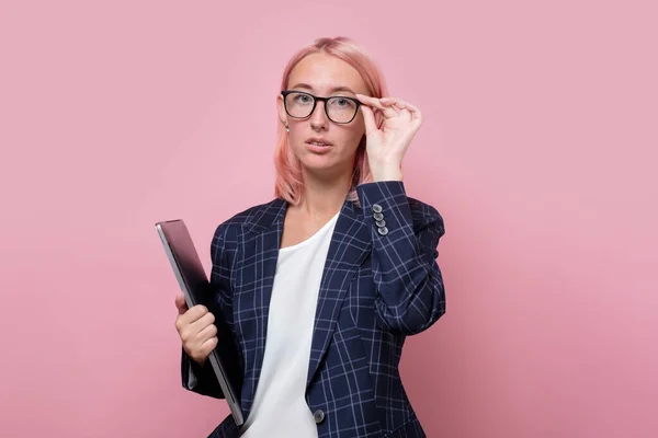 Mulher de negócios confiante com óculos no fundo rosa. — Fotografia de Stock