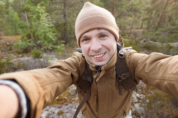 Young caucasian man making selfie in the forest. — Stock Photo, Image