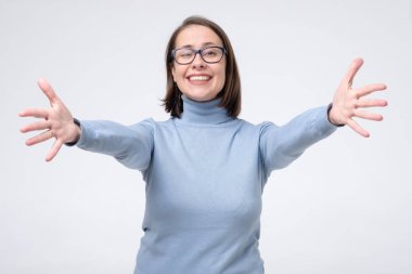 Dost canlısı, olgun ve eli açık bir kadın sarılmaya hazır.