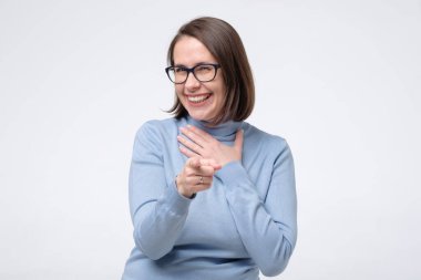 Olgun bir kadın seni işaret edip sana gülüyor.