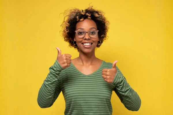 Усміхнена чорна жінка дає великі пальці вгору жест — стокове фото