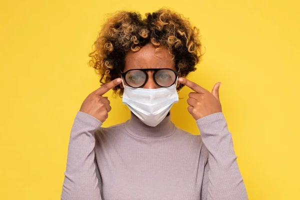 African american woman with foggy glasses caused by wearing a COVID protective mask — Stock Photo, Image