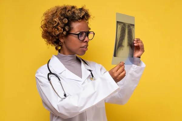Африканская женщина-врач смотрит на легкие или рентген туловища — стоковое фото