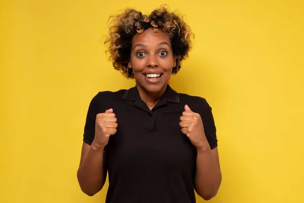 Surpreendido jovem africano feliz expressa choque, mantém as mãos para cima, sorrindo — Fotografia de Stock