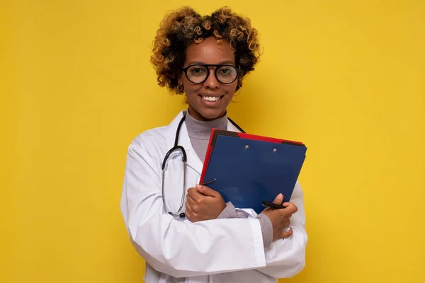 Африканская американка доктор улыбается в камеру — стоковое фото