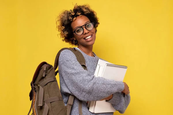 Africano mulher americana com incrível sorriso de dente e mochila pronta para estudar — Fotografia de Stock