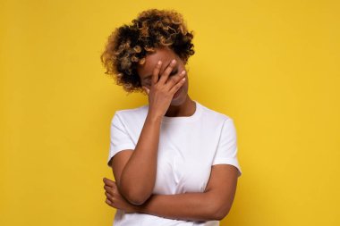 Kadın avuç içi hareketi yapıyor, durmadan konuşan arkadaşıyla konuşurken sıkılıyor..