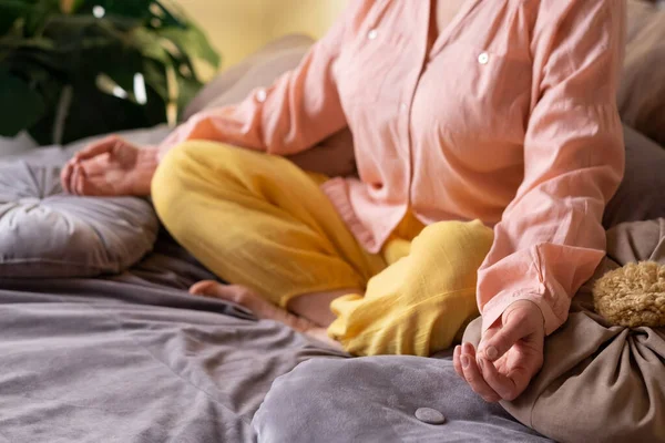 Mujer caucásica mayor meditando practicando yoga en interiores. — Foto de Stock