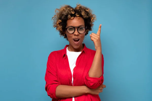 Ganska afrikansk kvinna som har en bra idé pekar med fingret upp. — Stockfoto