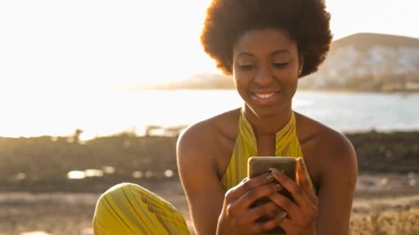 Bela Raça Negra Modelo Africano Com Bom Cabelo Usar Smartphone — Vídeo de Stock