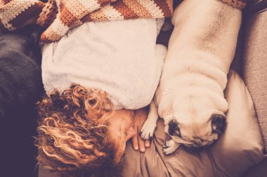 arkadaşlarım sonsuza kadar güzel pug köpek ve güzel saç beyaz kadın uyku sabah birlikte kanepede girdap. insanlar ve hayvanlar arasında mutlak dostluk kavramı. hassasiyet ve tatlılık bir hikaye