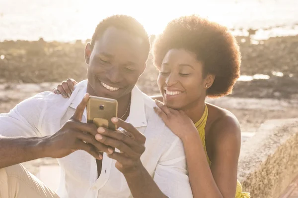 Feliz Casal Jovem Preto Praia Com Luz Fundo Pôr Sol — Fotografia de Stock