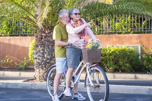 Senioren Paar Verliebt Freizeit Draußen Zusammen Auf Einem Fahrrad Vintage — Stockfoto